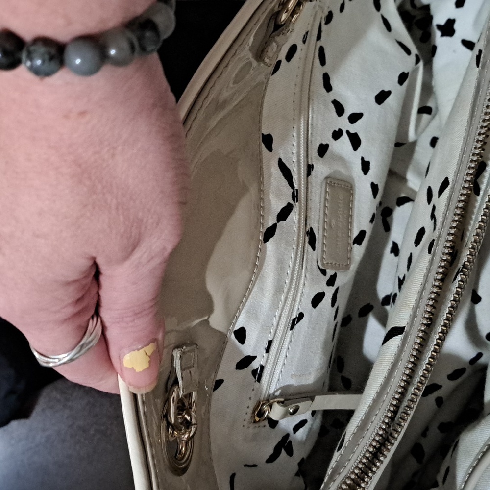 Kate Spade Elegant Beige Striped patent leather Handbag - Picture 7 of 10